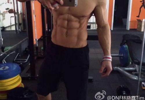 虐踩腹肌视频,极限健身视频引发热议